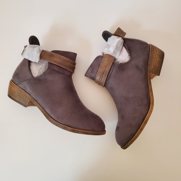 JOURNEE Mavrik Microsuede Cutout Bootie Grey/Tan NIB - Picture 7 of 9
